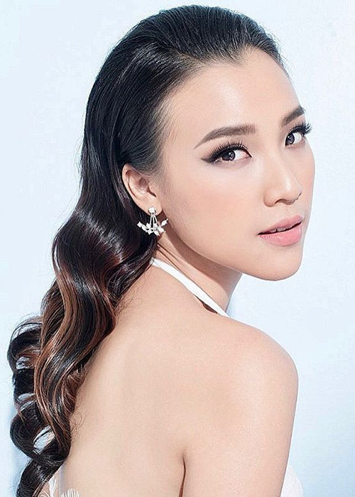 Đám cưới của Hoàng Oanh diễn ra vào ngày 1/12 tại TP HCM. Chia sẻ trên Ngôi sao, nữ MC chỉ mời 200 khách.