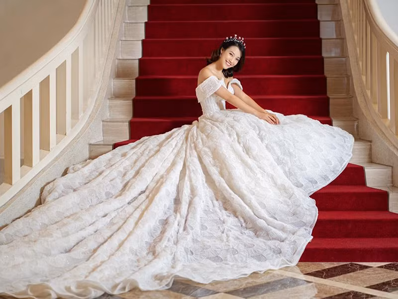 Hồi cuối tháng 10 vừa qua, MC Hoàng Oanh bật mí về hôn lễ cô luôn ao ước. Đối với Hoàng Oanh, cô chỉ mong mọi thứ thật gần gũi, ấm cúng với những người thân yêu. Hoàng Oanh còn mơ một hôn lễ diễn ra ngoài trời với phong cách gần gũi thiên nhiên, nhiều cây cối và ánh đèn treo lấp lánh. Trong khung cảnh nên thơ đó, Hoàng Oanh sẽ cùng ông xã khiêu vũ.