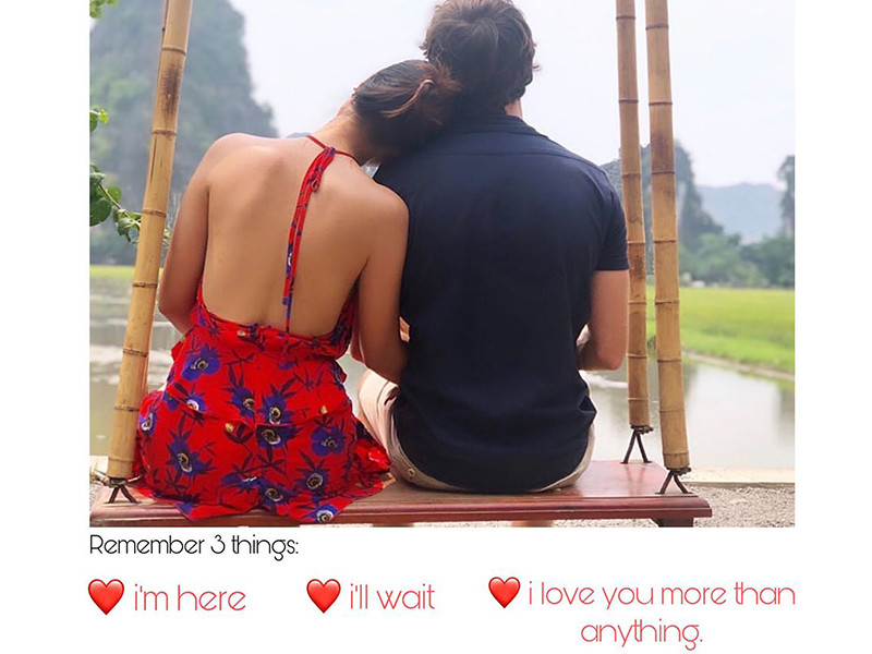 Gần đây, sau thông tin lên xe hoa, Hoàng Oanh khoe ảnh tình tứ bên chồng sắp cưới kèm chú thích với nội dung sẽ nhớ 3 điều: "Em ở đây", "Em sẽ đợi" và "Em yêu anh yêu hơn bất kì điều gì".