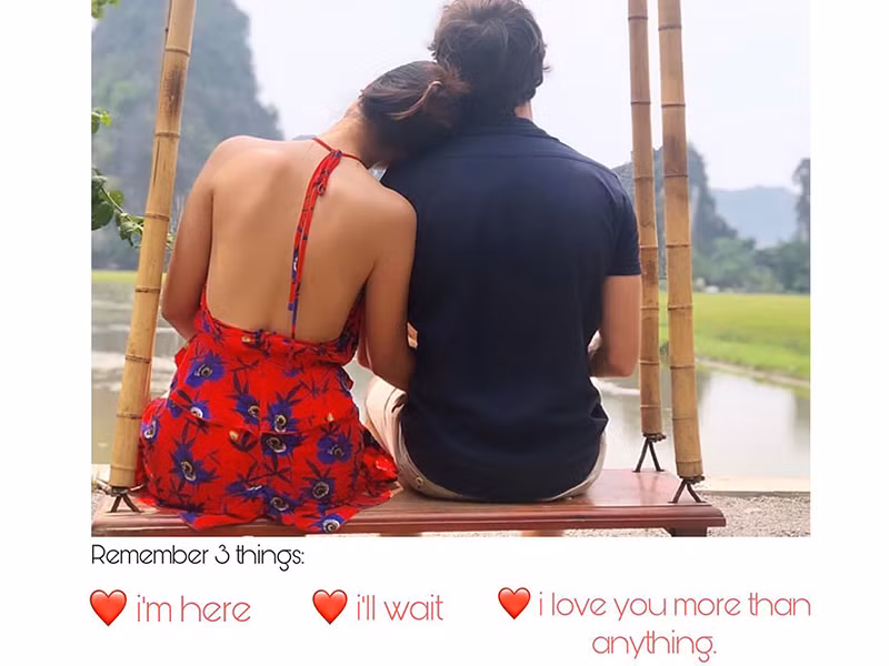 Gần đây, sau thông tin lên xe hoa, Hoàng Oanh khoe ảnh tình tứ bên chồng sắp cưới kèm chú thích với nội dung sẽ nhớ 3 điều: "Em ở đây", "Em sẽ đợi" và "Em yêu anh yêu hơn bất kì điều gì".