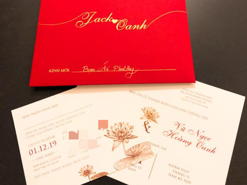 Chính Ái Phương khoe thiệp cưới của Hoàng Oanh nên người hâm mộ mới biết thông tin Hoàng Oanh kết hôn.