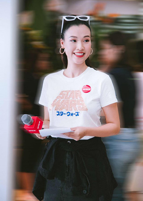 Nàng á hậu xuất hiện tươi rói tại một sự kiện sau thông tin sắp làm đám cưới.