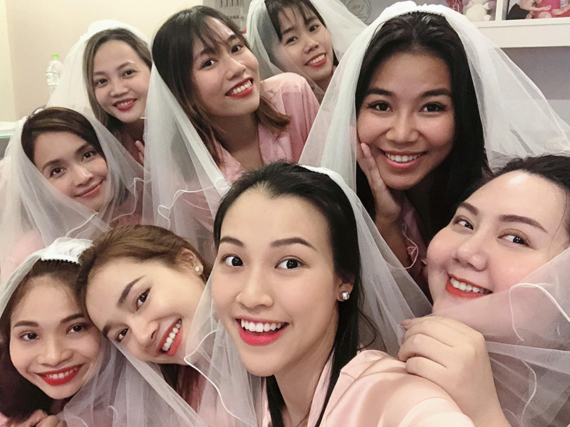 Tối ngày 16/11, Hoàng Oanh đã tổ chức tiệc độc thân cùng bạn bè thân thiết.