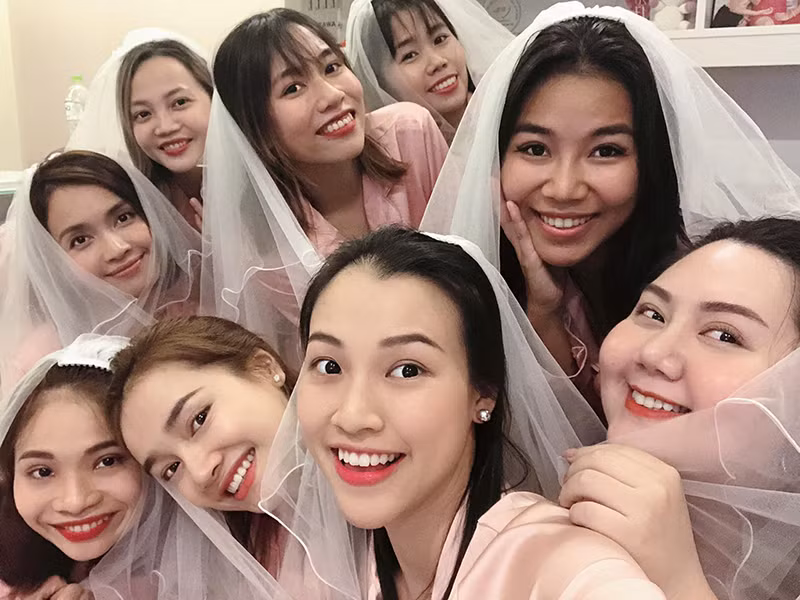 Tối ngày 16/11, Hoàng Oanh đã tổ chức tiệc độc thân cùng bạn bè thân thiết.