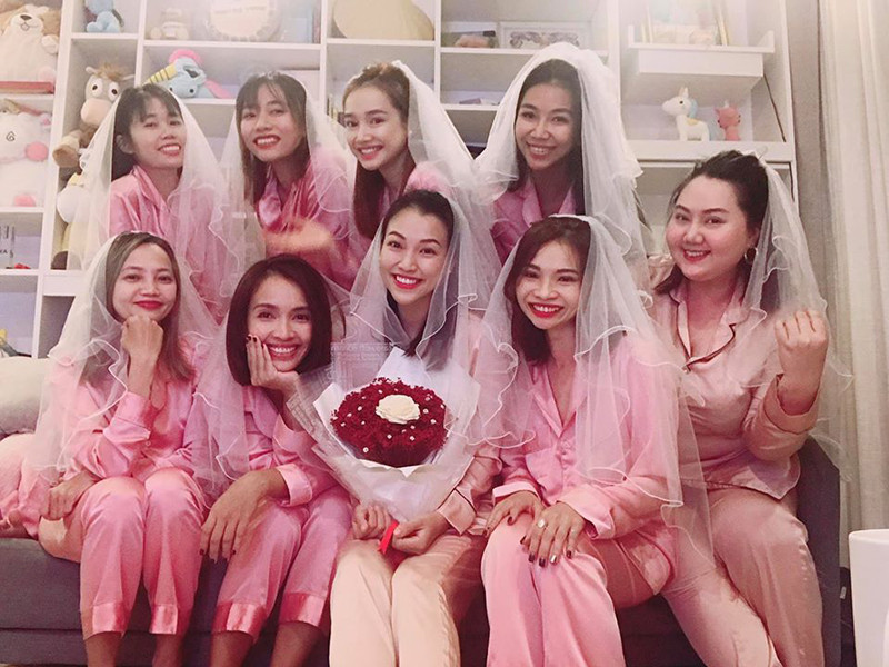 Nữ MC khẳng định với những người bạn thân sau khi lấy chồng sẽ không bỏ cuộc chơi. "Hành trình phía trước sẽ là những tháng năm rực rỡ hơn nữa có nhau", Hoàng Oanh tâm sự.