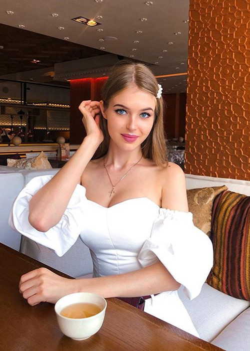 Vóc dáng của người đẹp đến từ Nga vô cùng gợi cảm.