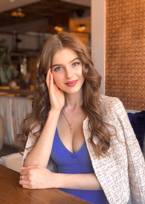 Người đẹp đến từ Nga không còn là đối thủ của Hoàng Thùy nhưng lại là ứng viên tranh vương miện cùng Lương Thùy Linh.