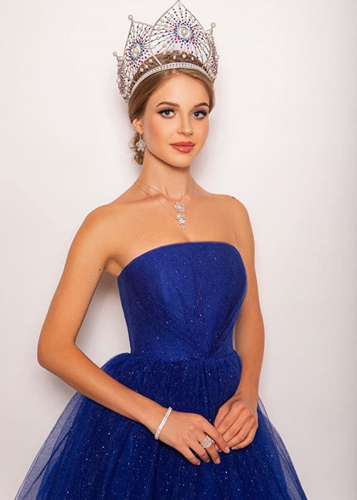 Đại diện của ban tổ chức Hoa hậu Nga tiết lộ ban đầu họ cử Alina tham gia cả hai cuộc thi Miss World và Miss Universe. Tuy nhiên, hai cuộc thi này lại diễn ra quá sát nhau, ngày 8/12 và 14/12.