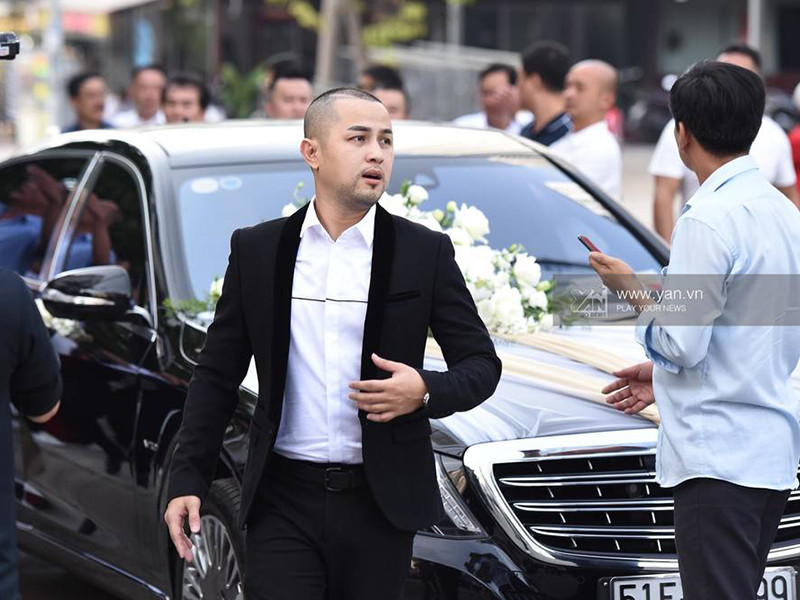 Trong hôn lễ của Bảo Thy, Thế Bảo đích thân chỉ đạo công tác bảo vệ. Ảnh: Yan