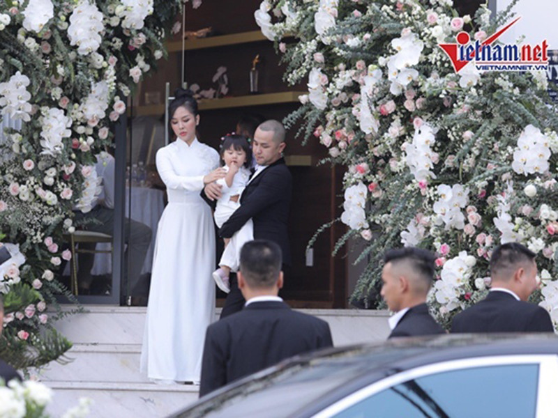 "Anh chỉ biết là sau 4 năm. Anh thật sự vui, hạnh phúc và mãn nguyện về "ngày hôm nay". Gia đình mình thật sự quá may mắn và hạnh phúc. Anh còn hơi ăn chơi chút nhưng chắc chắn anh sẽ phải thay đổi. Anh sẽ cố gắng để bằng gia đình chị 2 và bé nhé", Thế Bảo tâm sự. Ảnh: Vietnamnet