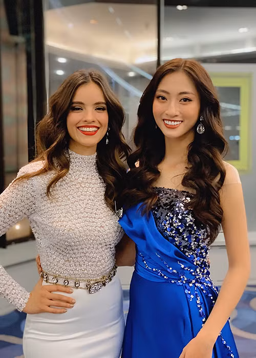 Thùy Linh đọ sắc cùng Vanessa Ponce.