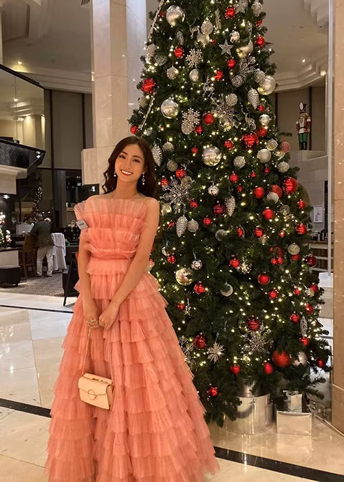 Lương Thùy Linh chọn ca khúc "A million dreams" để thi đấu vì cô yêu thích bản nhạc này cũng như ý nghĩa của nó. "Bài hát không nói về ước mơ của mỗi cá nhân như kiếm được nhiều tiền, mua nhà to, mà là giấc mơ làm cho thế giới chúng ta đang sống trở nên tốt đẹp hơn", người đẹp chia sẻ.