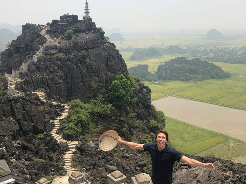 Chồng sắp cưới của Hoàng Oanh sở hữu gương mặt điển trai, vóc dáng cao ráo, nụ cười tươi rói. Ảnh: Zing