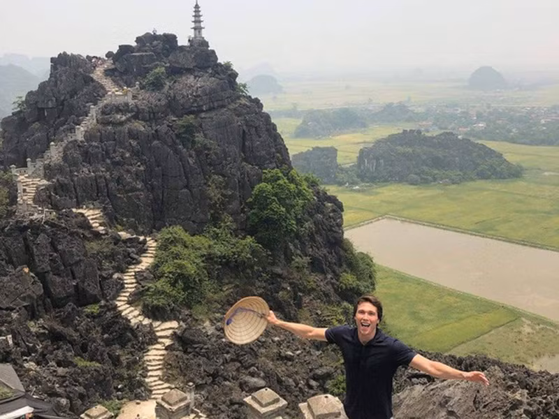 Chồng sắp cưới của Hoàng Oanh sở hữu gương mặt điển trai, vóc dáng cao ráo, nụ cười tươi rói. Ảnh: Zing