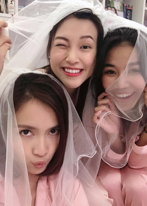 Trước khi lên xe hoa, Hoàng Oanh tổ chức tiệc độc thân vui vẻ bên những người bạn thân thiết như Ái Phương, Kim Nhã, Nhã Phương. Ảnh: FBNV
