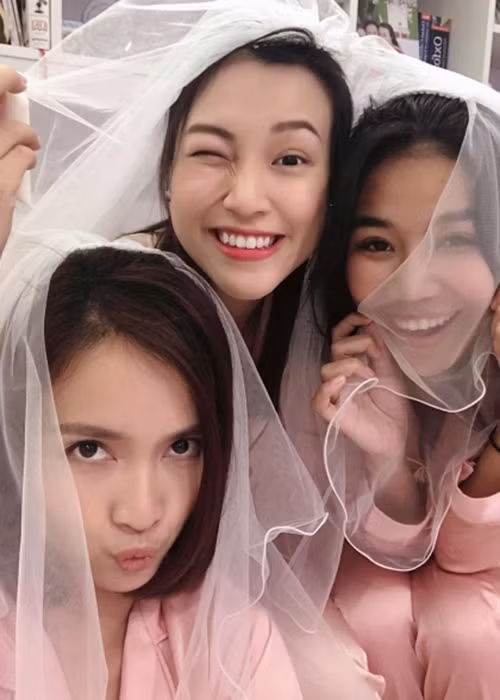 Trước khi lên xe hoa, Hoàng Oanh tổ chức tiệc độc thân vui vẻ bên những người bạn thân thiết như Ái Phương, Kim Nhã, Nhã Phương. Ảnh: FBNV