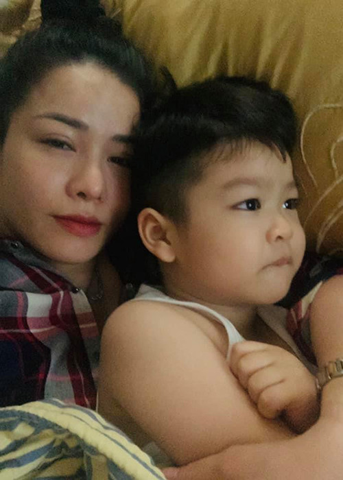 Kết hôn với Bửu Lộc những tưởng nữ diễn viên sẽ có cuộc sống bình yên, tuy nhiên cặp đôi sớm tan vỡ. Khi ly hôn Bửu Lộc, Nhật Kim Anh nhường quyền nuôi con trai cho chồng cũ do tính chất công việc cũng như muốn con có cuộc sống ổn định.