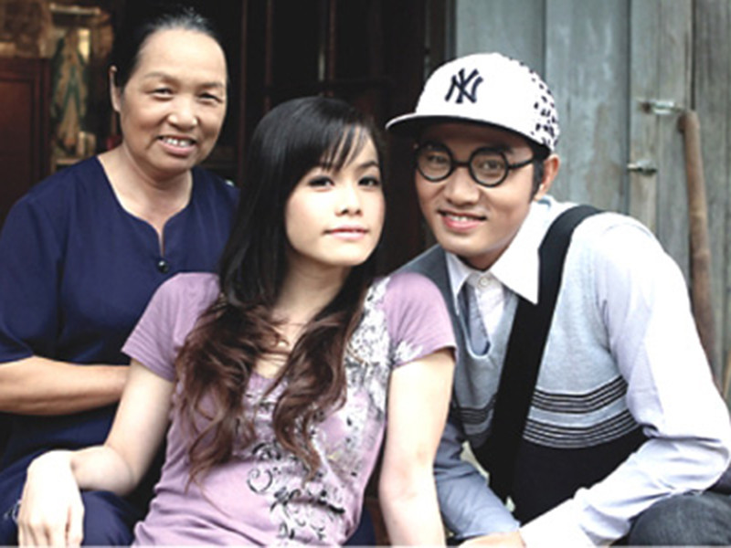 Nhật Kim Anh từng vướng tin đồn tình cảm với diễn viên đã có vợ Thiên Bảo. Tuy nhiên, cô phủ nhận, nói cả hai chỉ là bạn bè thân thiết.