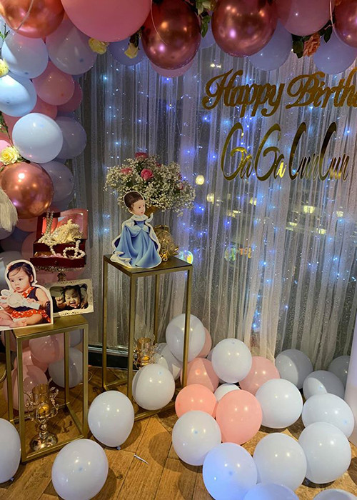 Tiệc sinh nhật của bé Gà Gà và Cún Cún được trang trí đầy bóng bay.