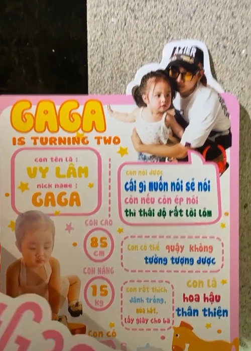  Vợ chồng Hoài Lâm tiết lộ con gái đầu lòng tên thật là Vy Lâm, hiện cao 85 cm, nặng 15 kg. Bé rất thích đánh trống, múa hát, tẩy giày cho ba.