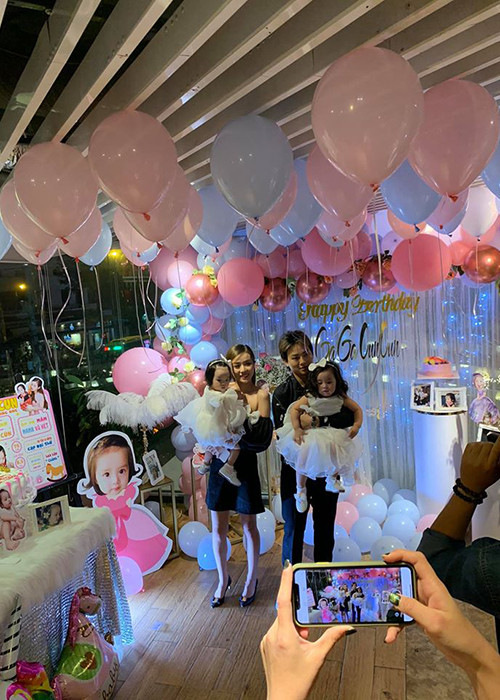 Vợ chồng Hoài Lâm khoe hai con gái xinh như thiên thần trong bữa tiệc sinh nhật.