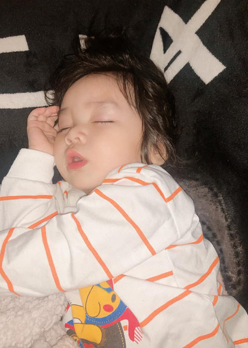 Vợ chồng Hoài Lâm thỏa mái khoe ảnh các con sau 2 năm giấu kín.