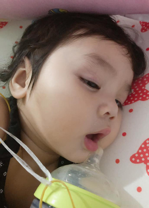 Cô con gái thứ hai của Hoài Lâm trắng trẻo, bụ bẫm và đáng yêu.