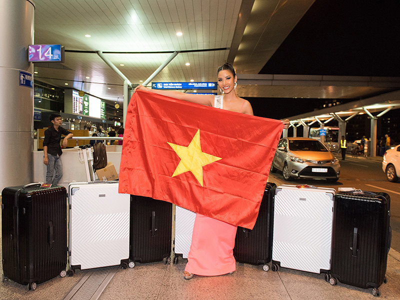 Vì mang theo khối lượng hành lý vượt mức cho phép, cô đã phải đóng phạt 2000 USD (hơn 46 triệu đồng).