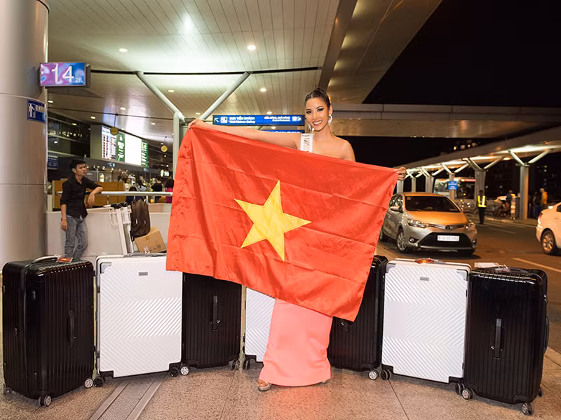 Vì mang theo khối lượng hành lý vượt mức cho phép, cô đã phải đóng phạt 2000 USD (hơn 46 triệu đồng).