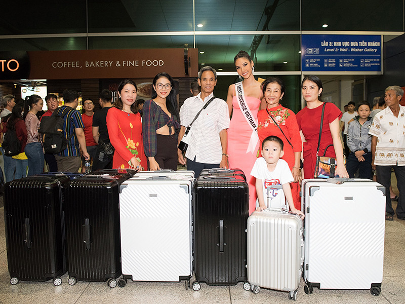 Gia đình của Hoàng Thùy bao gồm cha mẹ và em gái cũng đã có mặt từ rất sớm để tiễn cô.