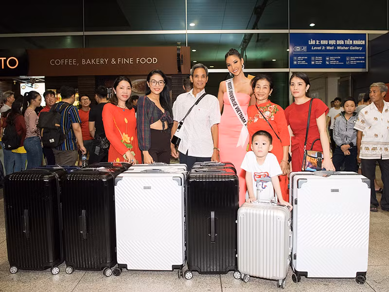 Gia đình của Hoàng Thùy bao gồm cha mẹ và em gái cũng đã có mặt từ rất sớm để tiễn cô.