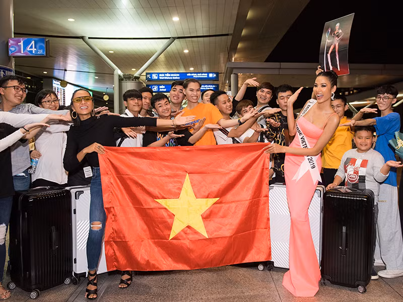 12 kiện hành lý của Hoàng Thùy gồm 9 vali đựng trang phục, phụ kiện, thực phẩm và 3 kiện hành lý gói trang phục dân tộc.