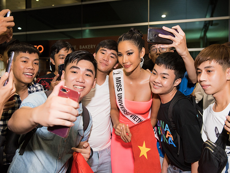 Trong chuyến đi lần này, Hoàng Thùy mang theo rất nhiều quà tặng các thí sinh.