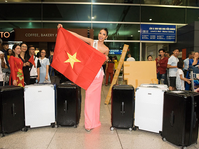 Không những vậy, ngoài bộ trang phục dân tộc “Cafe phin sữa đá”, Á hậu Hoàng Thùy còn mang theo hẳn phin cà phê thật ở Việt Nam và cà phê để dành tặng bạn bè quốc tế.