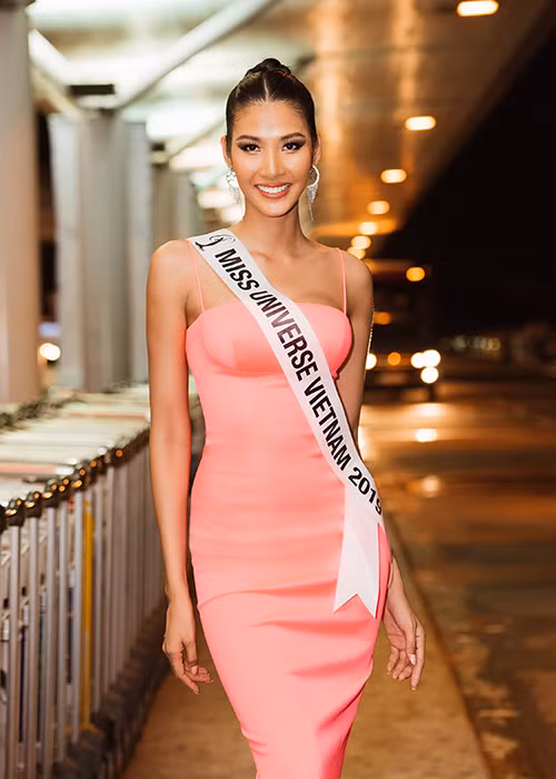 Chung kết cuộc thi được tổ chức vào sáng ngày 8/12. Đương kim Hoa hậu Hoàn vũ Catriona Gray đến từ Philippines sẽ trao lại vương miện cho người kế nhiệm.