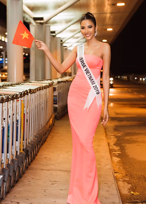 Người đẹp muốn bạn bè quốc tế hiểu về văn hóa uống cà phê bằng phin đã có từ rất lâu trong đời sống của người dân Việt Nam.