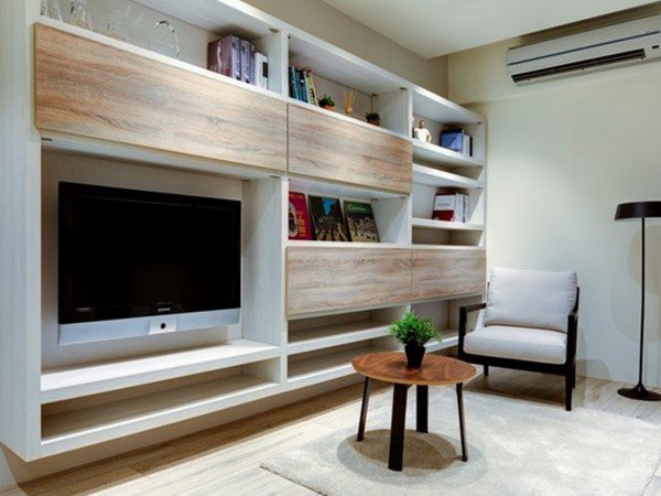 Quay trở lại phòng khách với một góc đọc sách thư giãn ngay cạnh kệ tivi và bàn trà.