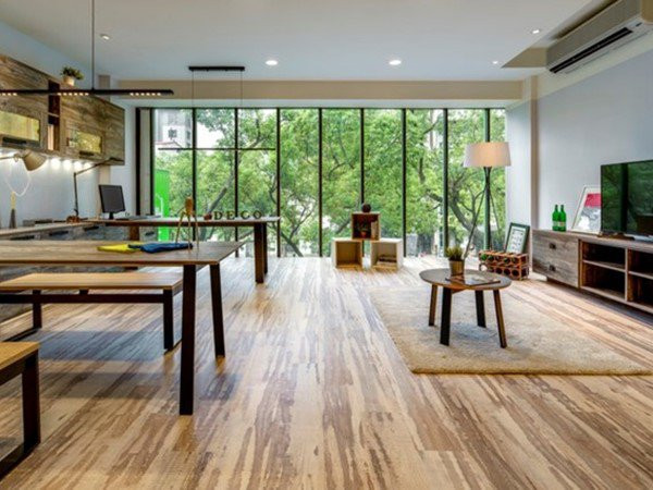 Các khu sinh hoạt trong nhà đều hướng ra khung cửa kính mở rộng nhìn ra vườn.