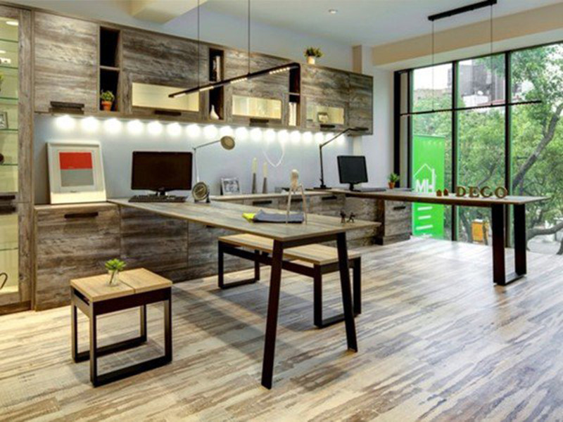 Chủ nhân sử dụng gỗ tái chế để lót sàn, đóng bàn ghế và kệ đựng đồ.