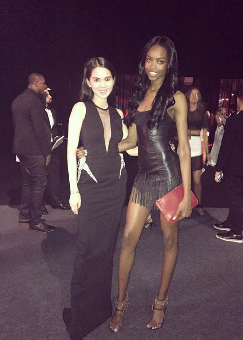 "Nữ hoàng nội y" không bỏ lỡ cơ hội được đọ sắc cùng các chân dài.