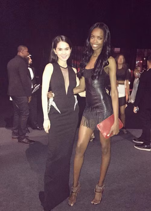 "Nữ hoàng nội y" không bỏ lỡ cơ hội được đọ sắc cùng các chân dài.