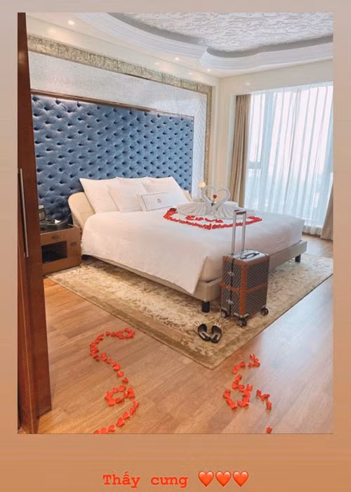 Nữ ca sĩ thích thú khi phòng ngủ và phòng tắm dành cho tân hôn rải đầy hoa hồng lãng mạn.