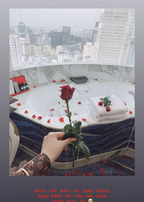 "Nhìn rất muốn vô ngâm nhưng đang bệnh dữ lắm nên đành ngắm thôi", cô dâu chia sẻ.