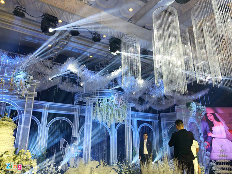 1 ngày trước, đôi uyên ương tổ chức lễ kết hôn trong nhà thờ. Ảnh: Zing