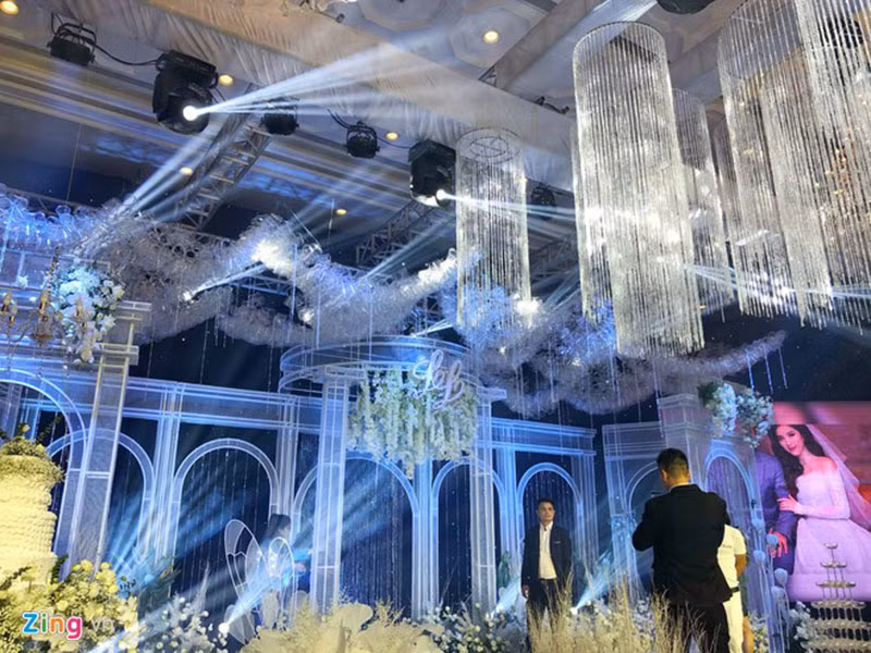 1 ngày trước, đôi uyên ương tổ chức lễ kết hôn trong nhà thờ. Ảnh: Zing