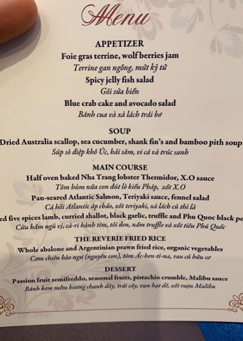 Bảo Thy thết đãi khách mời toàn món sơn hào hải vị đắt đỏ với 9 món từ khai vị đến tráng miệng.