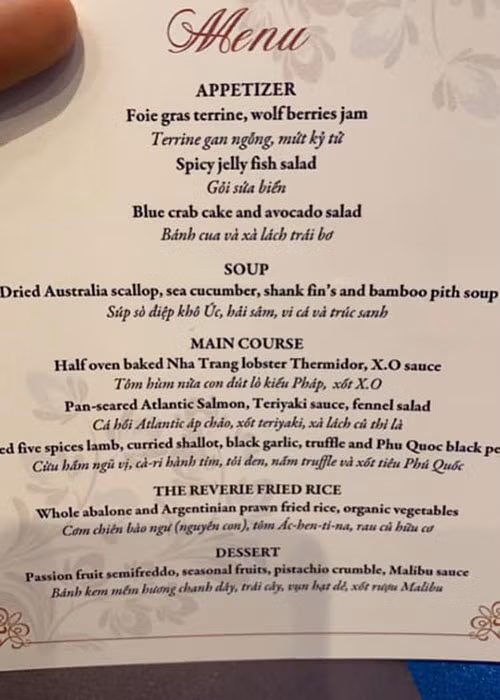 Bảo Thy thết đãi khách mời toàn món sơn hào hải vị đắt đỏ với 9 món từ khai vị đến tráng miệng.