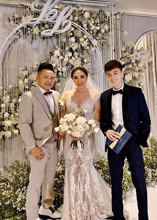 Ngô Kiến Huy bảnh bao trong đám cưới. "Trăm năm hạnh phúc nhé bạn tui", nam ca sĩ gửi lời chúc đến cô bạn thân.