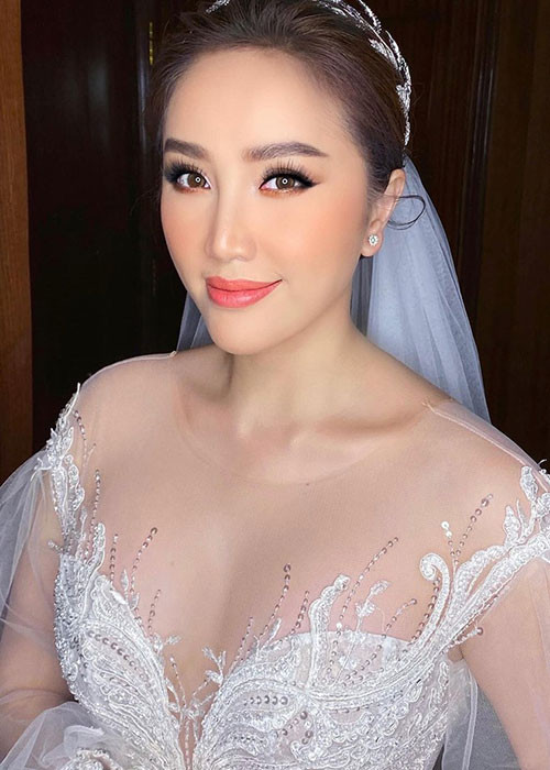 Trong đám cưới, nữ ca sĩ gợi cảm khi diện chiếc váy xuyên thấu.