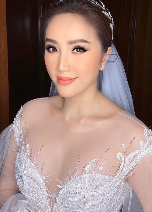 Trong đám cưới, nữ ca sĩ gợi cảm khi diện chiếc váy xuyên thấu.